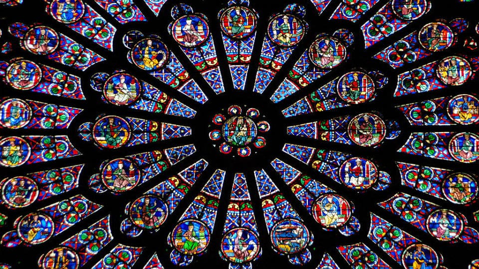 Duas fotografias em que o futebol ofereceu um pouco mais de beleza &agrave; Catedral de Notre-Dame