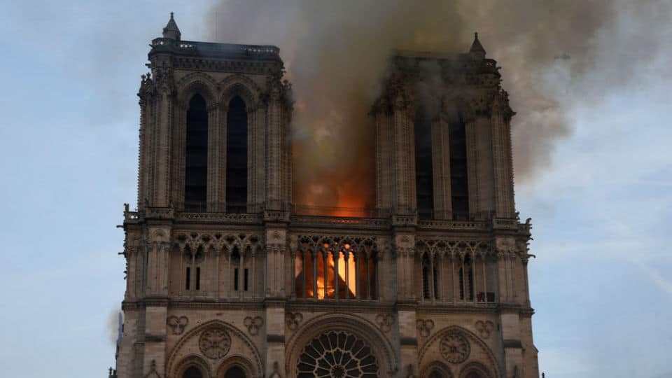 PSG promete apoio &agrave; reconstru&ccedil;&atilde;o de Notre-Dame, enquanto dono do Rennes oferece &euro;100 milh&otilde;es