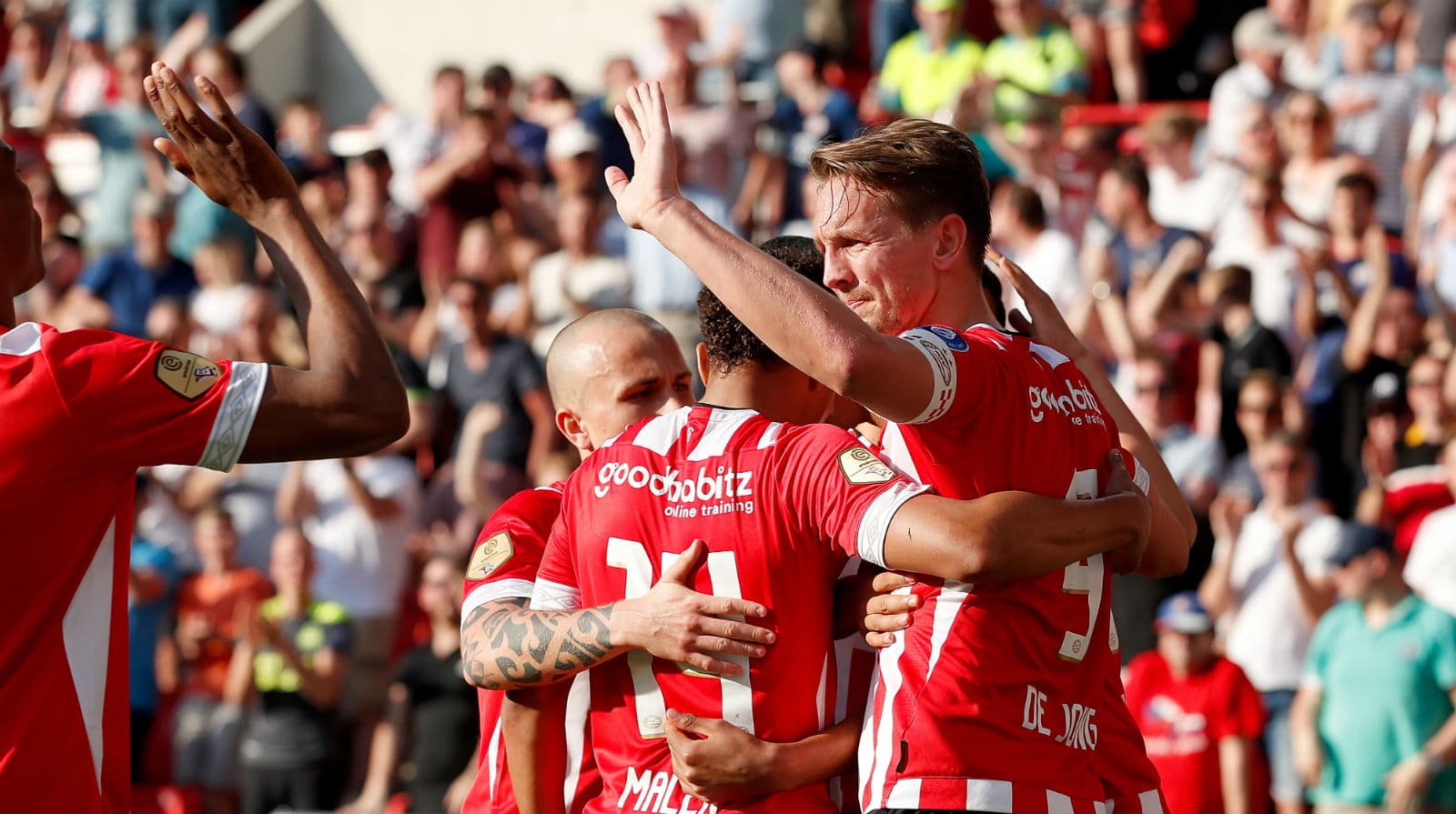 Melhor mandante, PSV supera Den Haag e segue na cola do Ajax