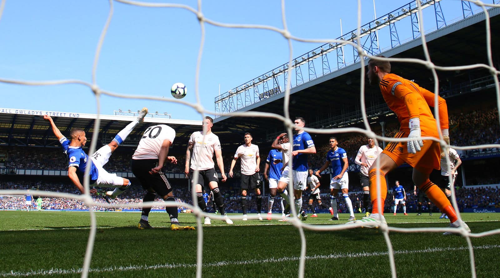 Colecionando pinturas, o Everton imp&ocirc;s uma humilha&ccedil;&atilde;o ao impotente Manchester United: vorazes 4&times;0