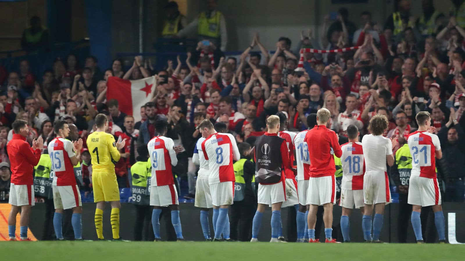 Mesmo eliminada, a torcida do Slavia Praga fez Stamford Bridge tremer e exibiu o orgulho pela boa campanha