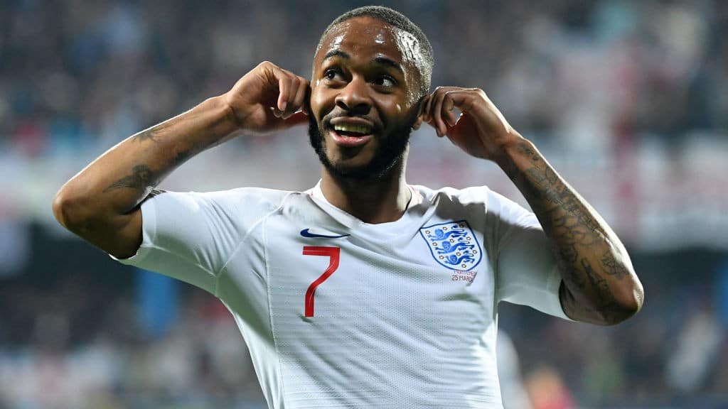 Sterling compra 550 ingressos da semifinal para alunos de sua antiga escola, nos arredores de Wembley