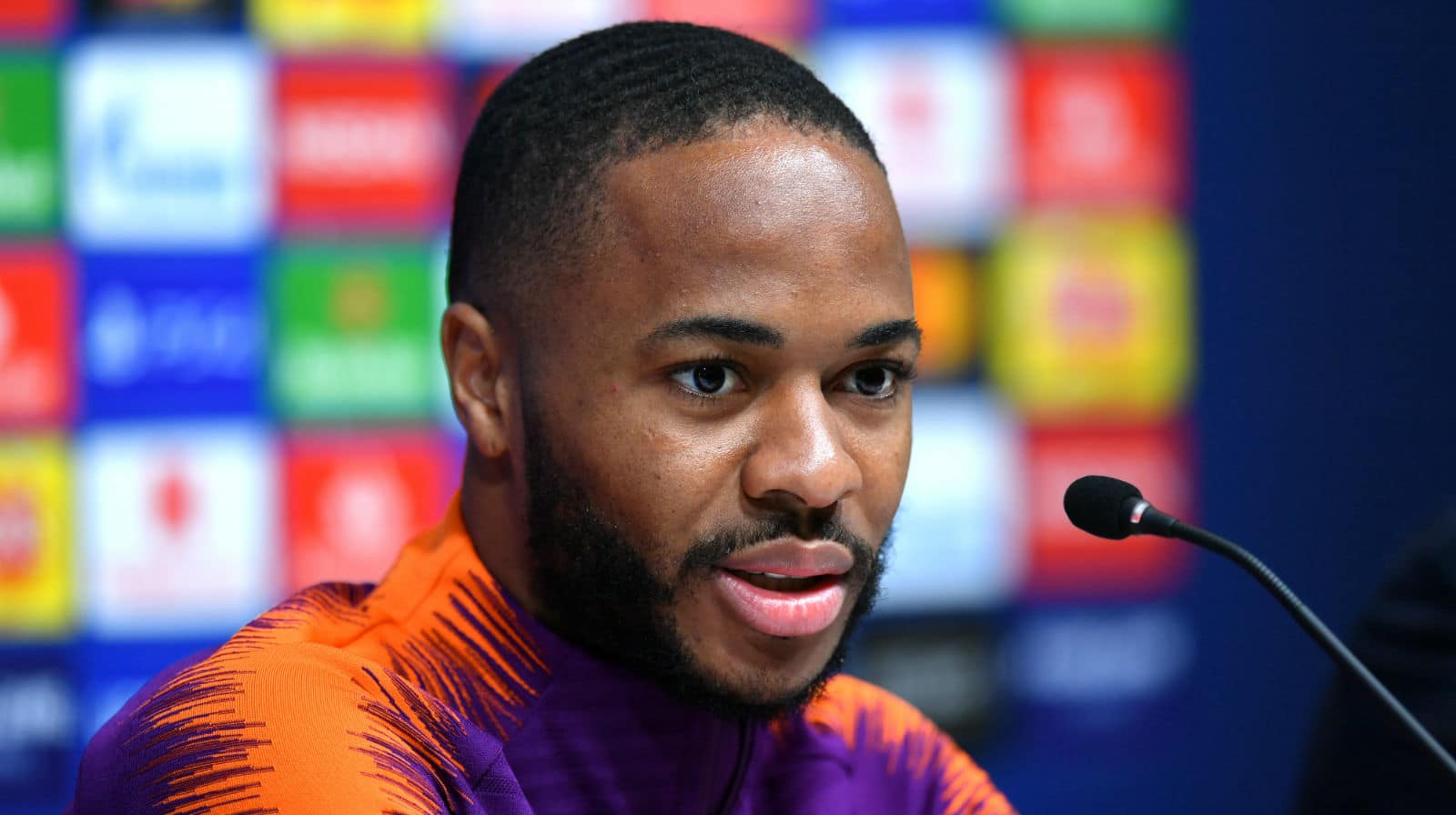 Sterling: &ldquo;Ganhar o jogo machuca os racistas ainda mais do que sair de campo&rdquo;