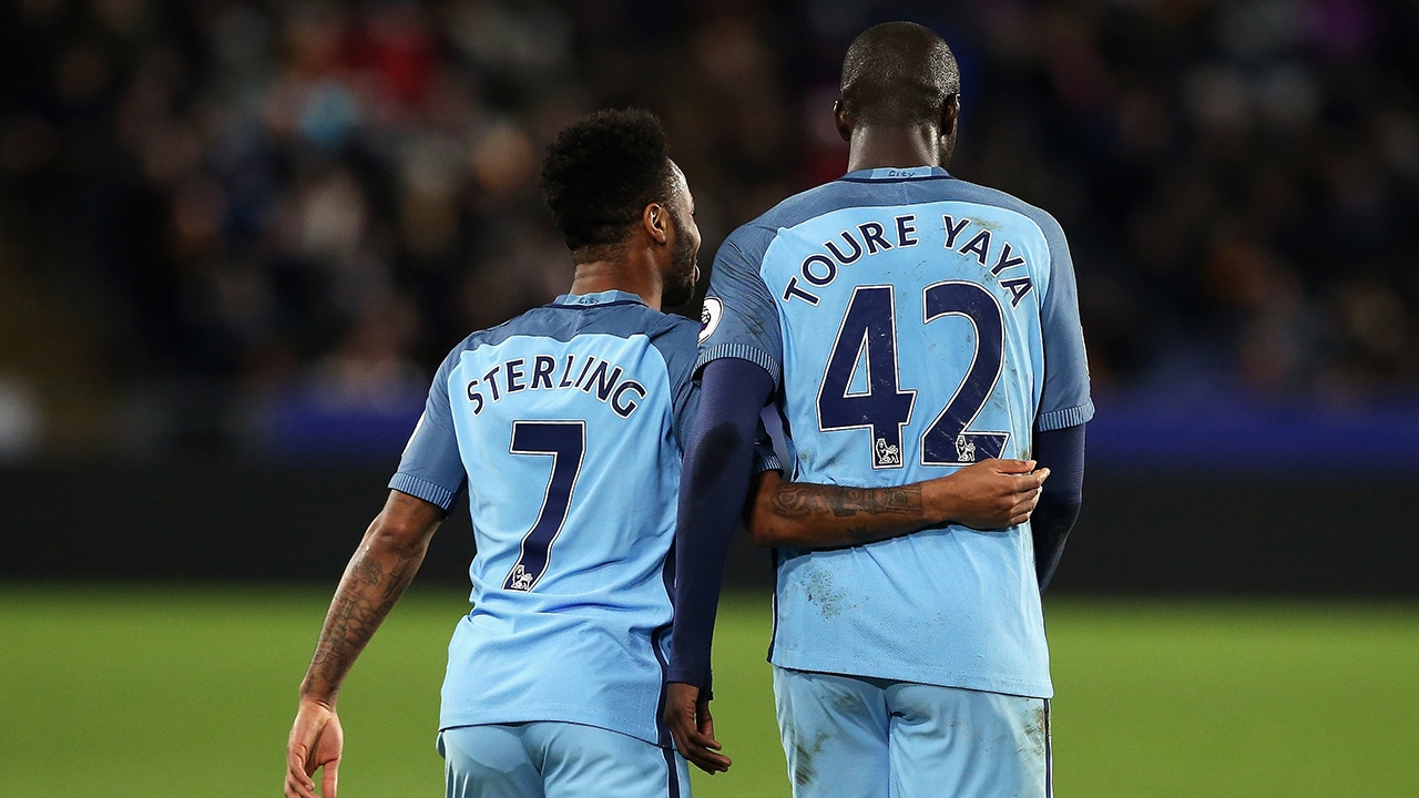 &Iacute;dolo do City, Yaya Tour&eacute; aponta neglig&ecirc;ncia em casos de racismo e elogia Sterling: &ldquo;jogador do ano&rdquo;