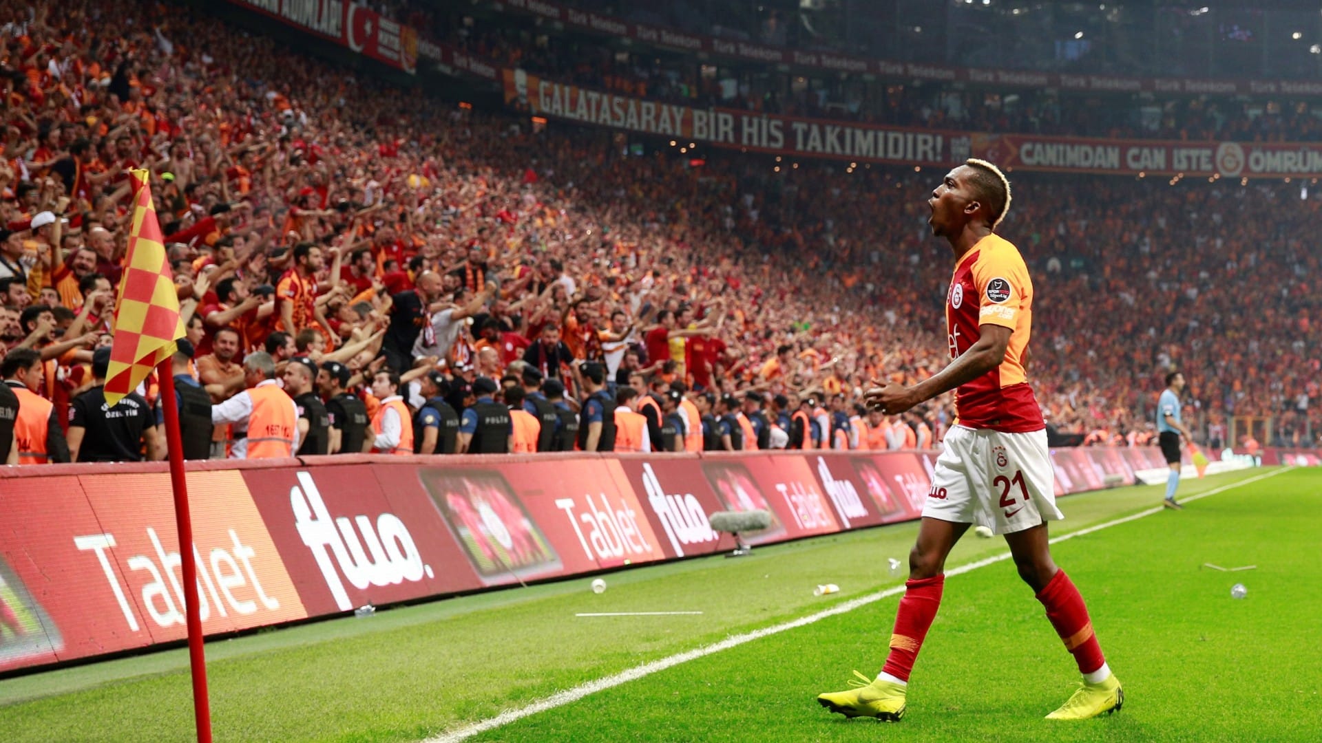 Galatasaray reverte vantagem e, em duelo direto com Basaksehir, vence e garante 22&ordm; t&iacute;tulo turco