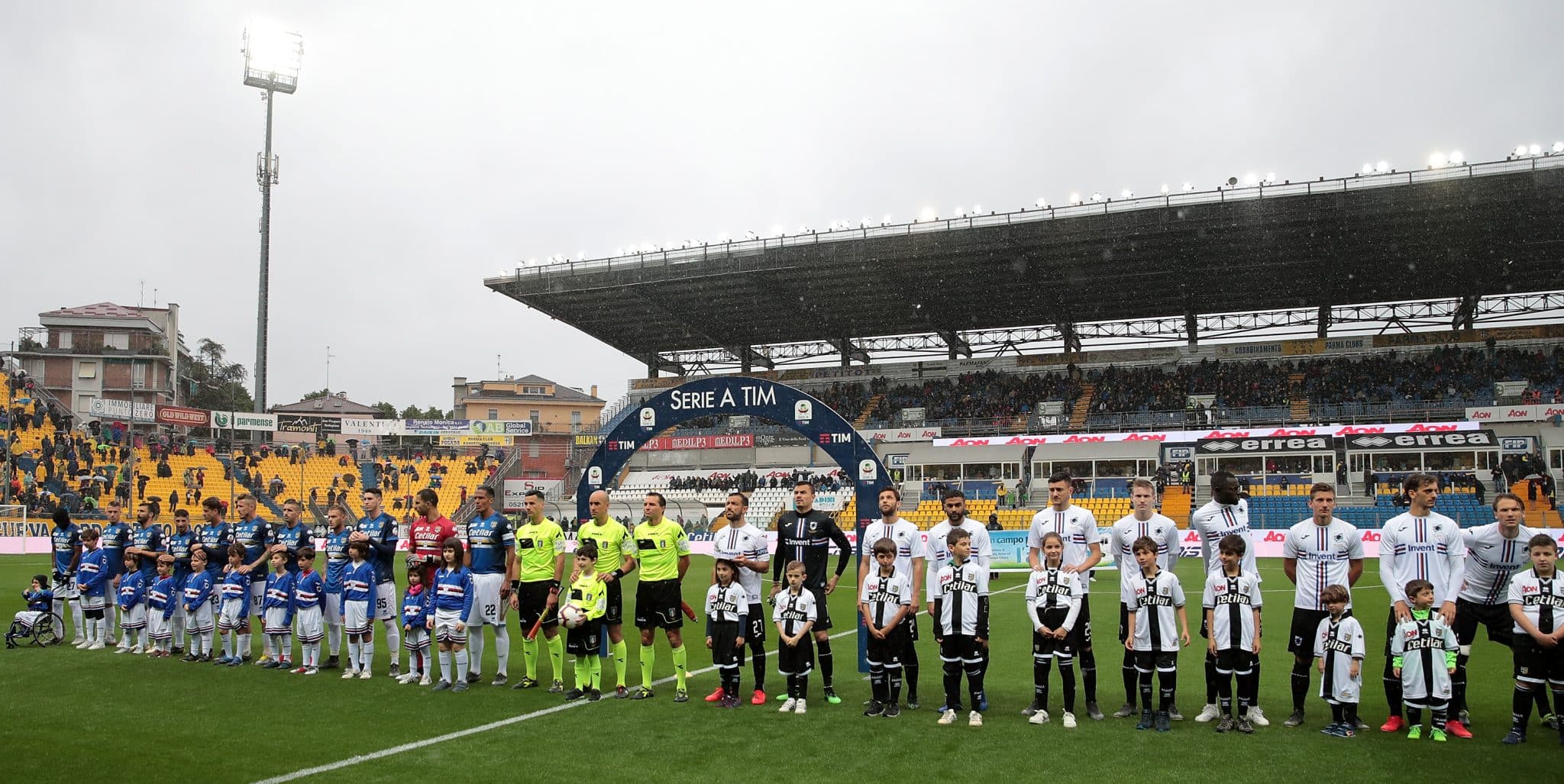 Na It&aacute;lia, Parma e Sampdoria jogaram com os uniformes &ldquo;invertidos&rdquo; para celebrar a amizade