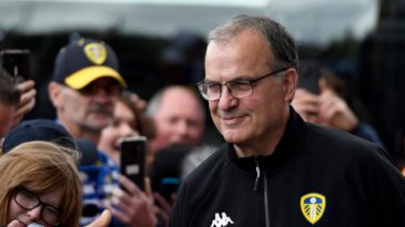 “Vamos Leeds Carajo”: Permanência de Bielsa garante loucura e delírio na segundona inglesa