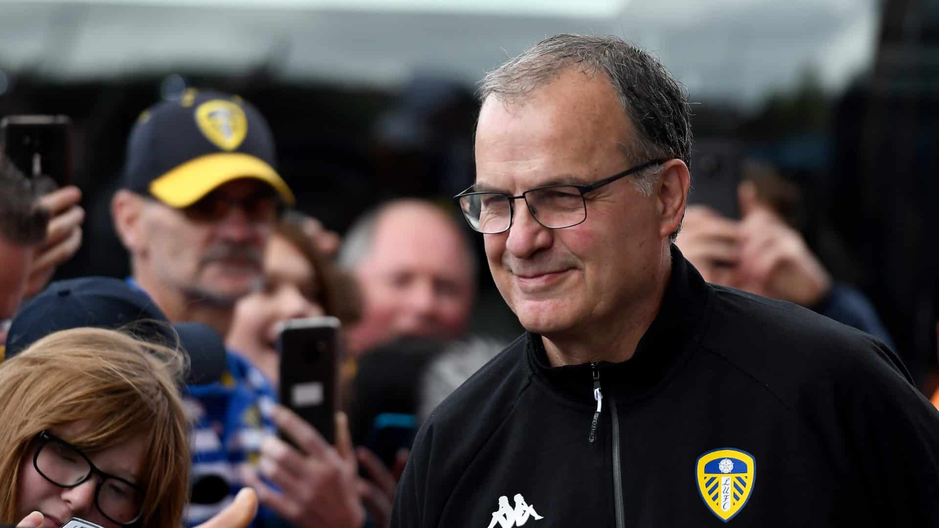 &ldquo;Vamos Leeds Carajo&rdquo;: Perman&ecirc;ncia de Bielsa garante loucura e del&iacute;rio na segundona inglesa