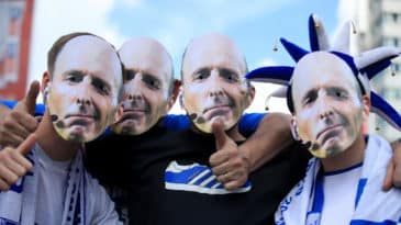 Comemora, Mike Dean! O Tranmere está na terceirona inglesa depois de gol no fim da prorrogação