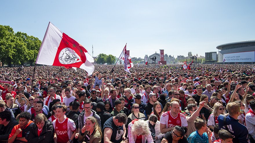 De arrepiar: O pai de Nouri recebeu o trof&eacute;u de campe&atilde;o holand&ecirc;s e 100 mil torcedores comemoraram