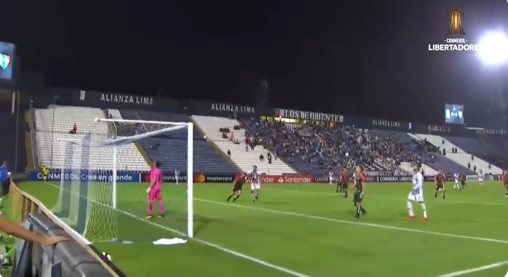 O arqueiro do Palestino inventou o gol &ldquo;Jornada nas Estrelas&rdquo; &ndash; e a bizarrice foi contra seu pr&oacute;prio time