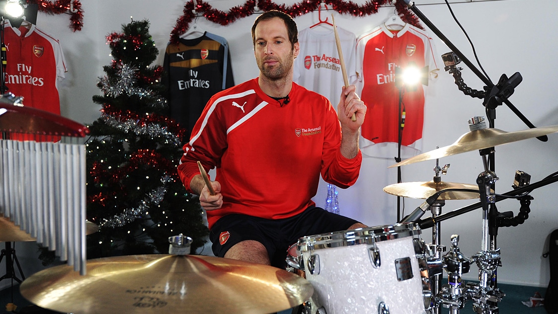 Para celebrar o final de sua carreira, Petr Cech vai lan&ccedil;ar um single ao lado do baterista do Queen