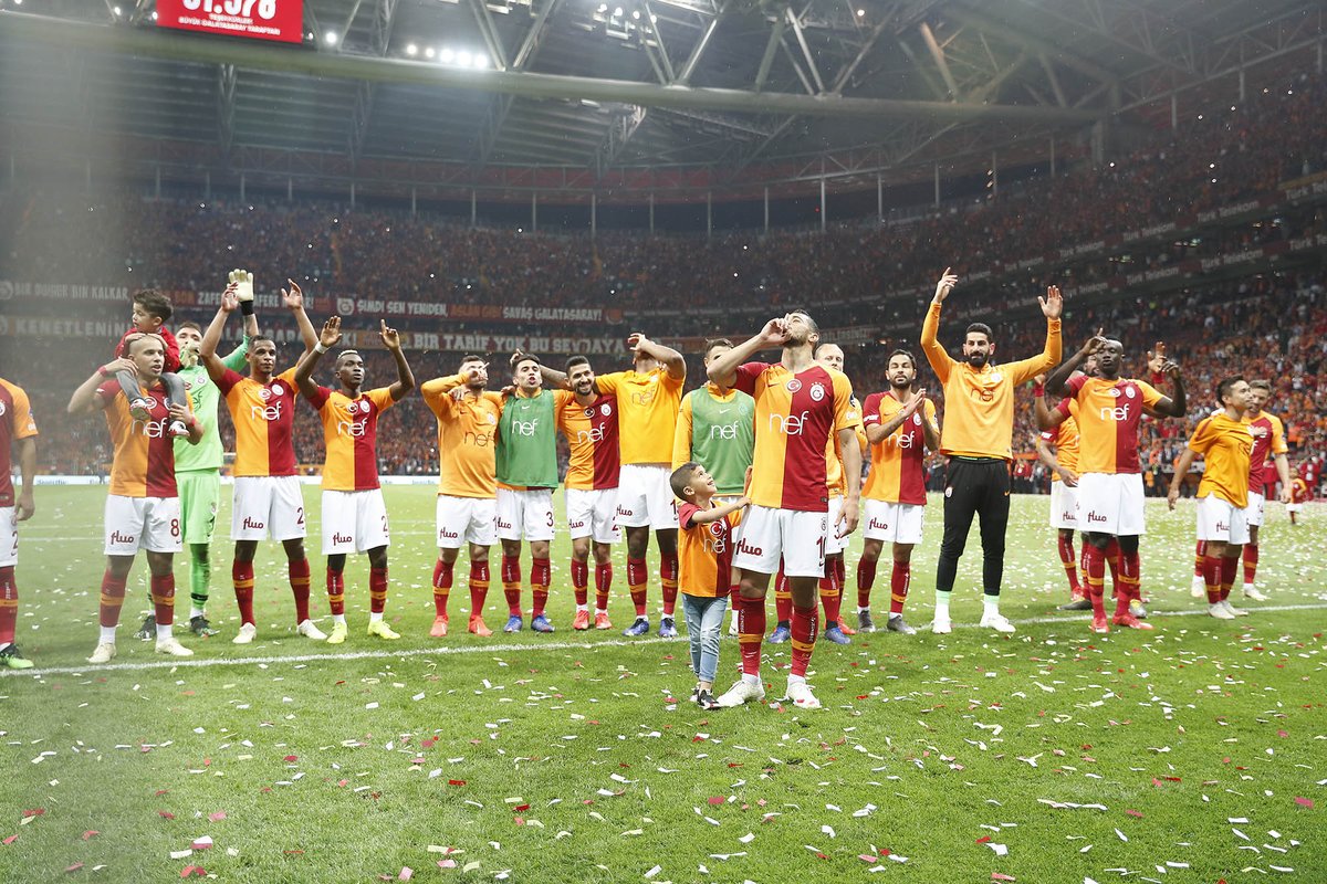 O Galatasaray vence o Besiktas, assume a lideran&ccedil;a e promete uma reta final alucinante na Turquia