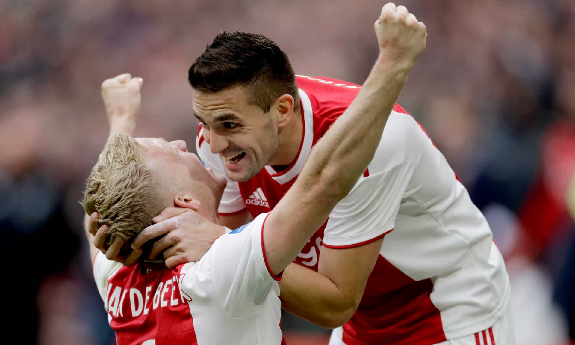 Ainda falta a confirma&ccedil;&atilde;o, mas o Ajax coloca as duas m&atilde;os na ta&ccedil;a do Campeonato Holand&ecirc;s