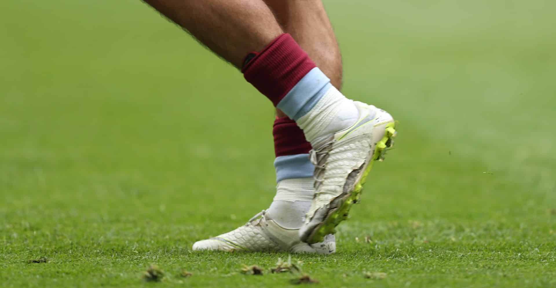 Grealish n&atilde;o abandonou as arrega&ccedil;adas &ldquo;chuteiras da sorte&rdquo; nem no jogo do acesso com o Aston Villa