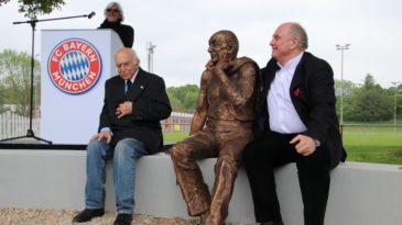 O Bayern inaugurou uma estátua de Kurt Landauer, o presidente que foi perseguido pelo nazismo e que modernizou o clube