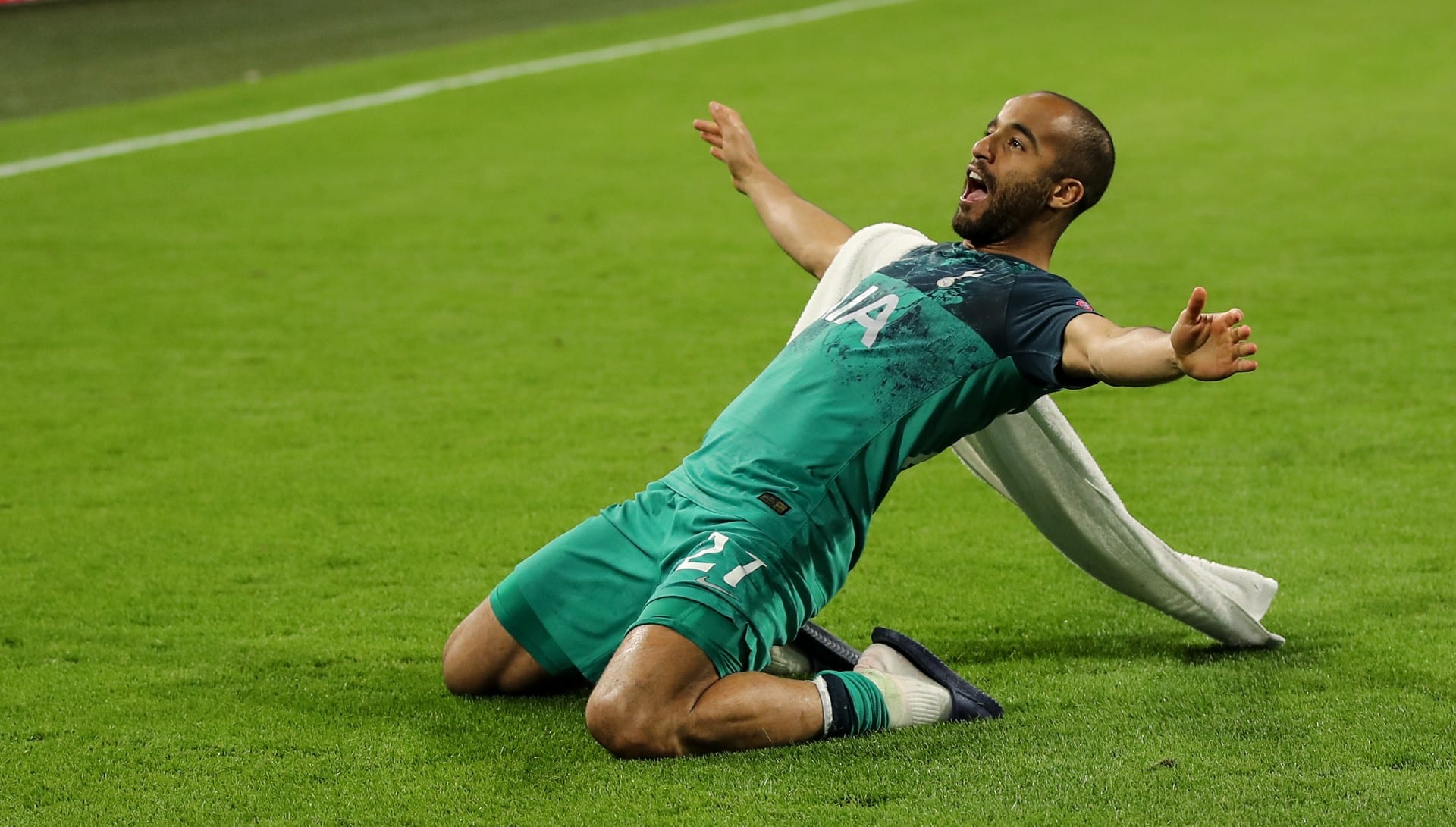 O gol de Lucas, filmado das arquibancadas, traz outras impress&otilde;es fant&aacute;sticas sobre o impacto profundo em Amsterd&atilde;