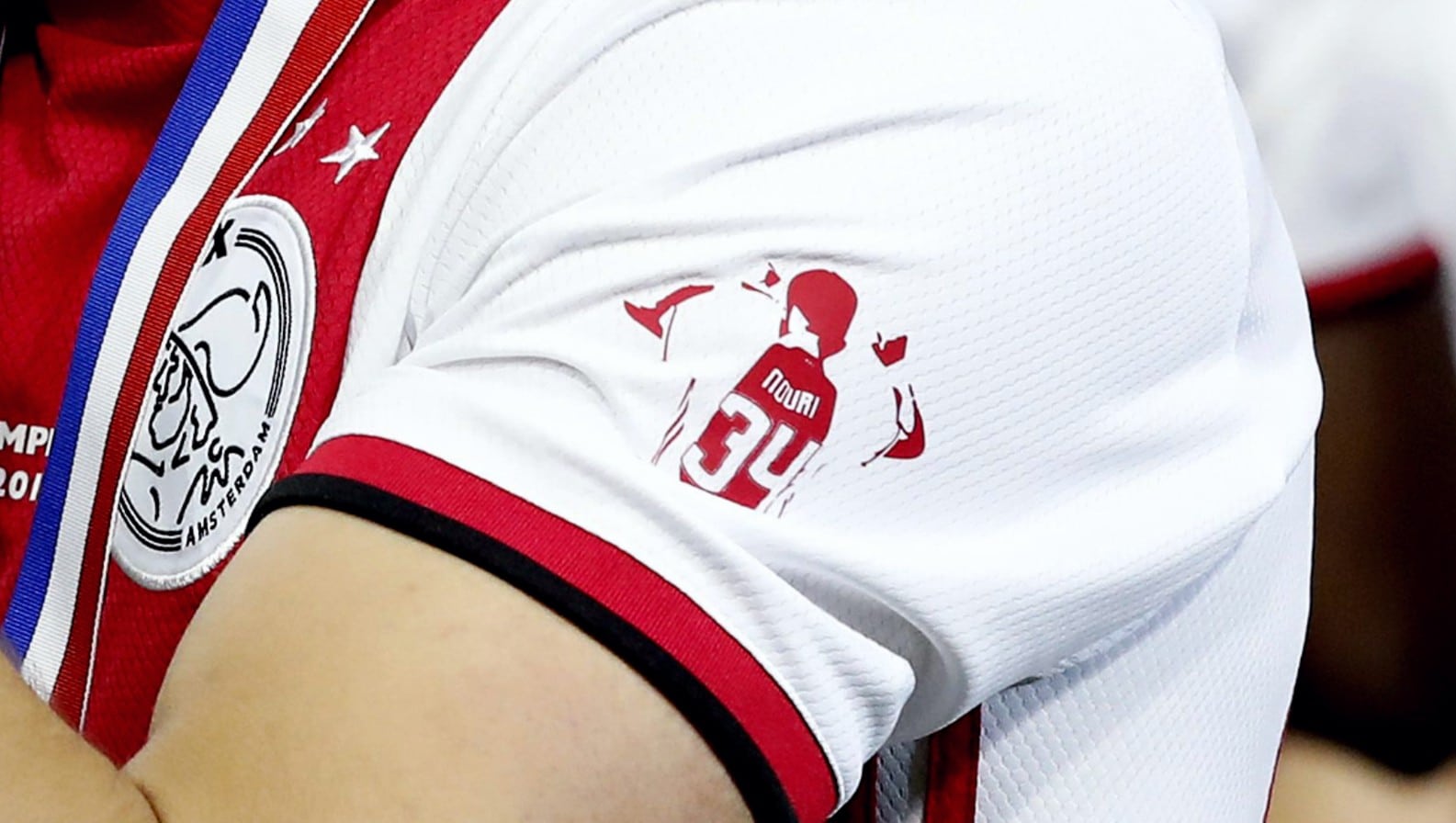 O 34&deg; t&iacute;tulo do Ajax foi repleto de lembran&ccedil;as a &ldquo;Appie&rdquo; Nouri, o eterno camisa 34