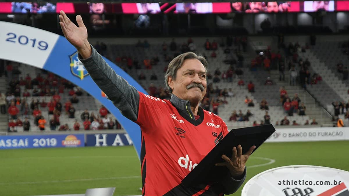 A Arena da Baixada usou bigodes e ofereceu um bel&iacute;ssimo parab&eacute;ns aos 75 anos de Sicupira