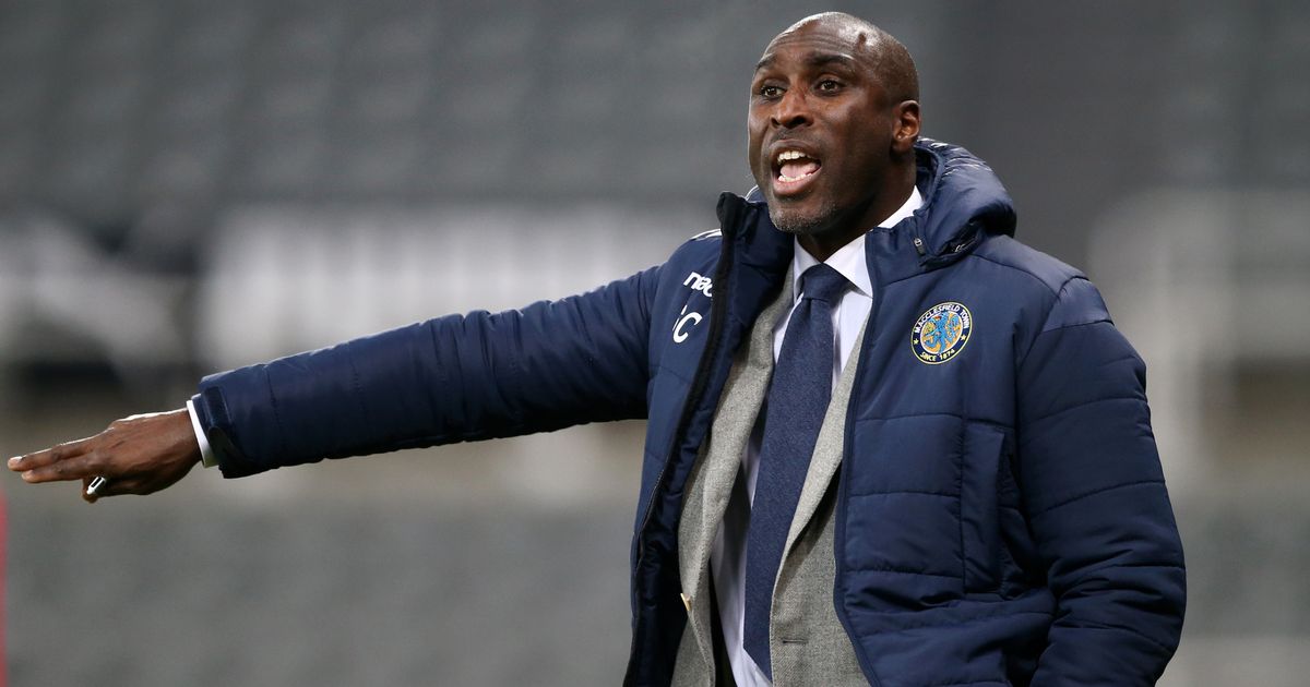 Na Football League, Wimbledon e Macclesfield protagonizaram fugas espetaculares do rebaixamento