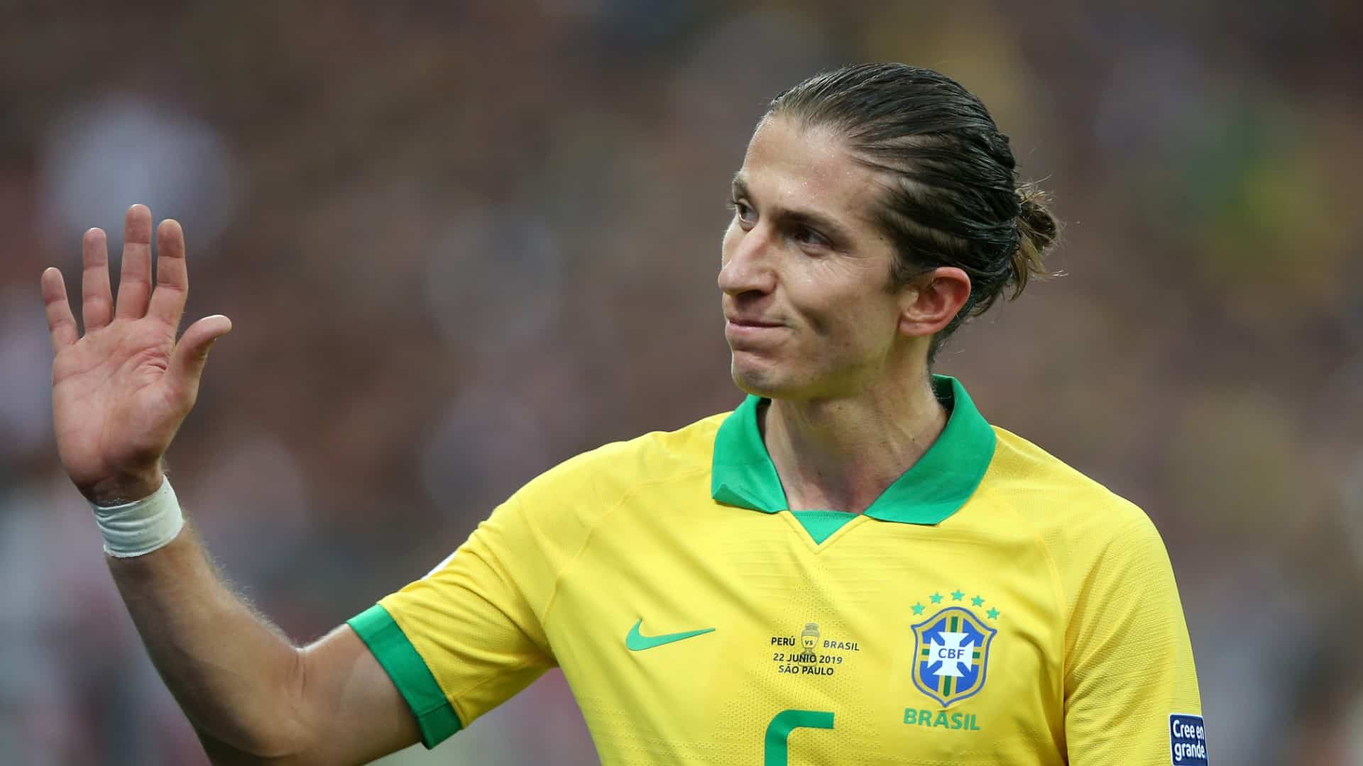 Filipe Lu&iacute;s, do Brasil, acena para torcedores que o aplaudiam