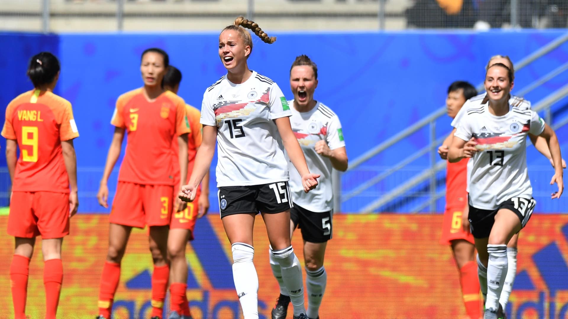 Com um belo gol e sustos, Alemanha come&ccedil;a campanha vencendo a China