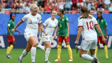 Inglaterra teve mais competência para vencer em um jogo de erros e revolta de Camarões