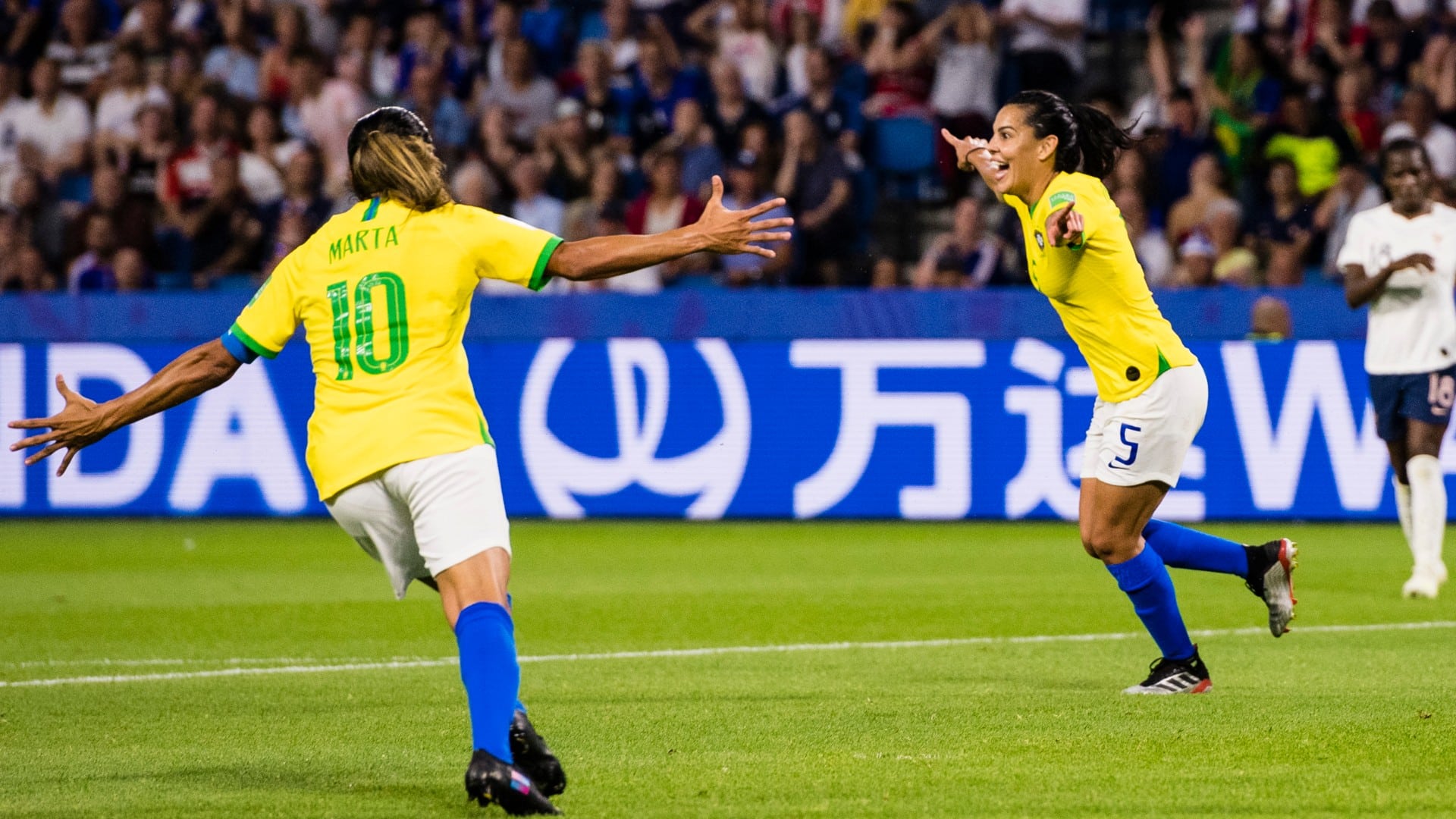 Marta se dirigiu às mulheres: “O futebol feminino depende de vocês para sobreviver”