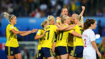 Em jogo truncado e indefinido até o último lance, Suécia é quem sobrevive contra Canadá