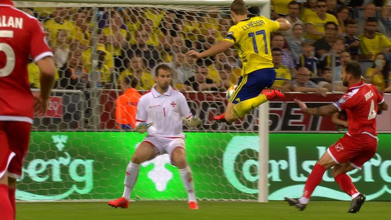 Com um qu&ecirc; de Ibra, Marcus Berg deu uma assist&ecirc;ncia de calcanhar sublime na vit&oacute;ria da Su&eacute;cia