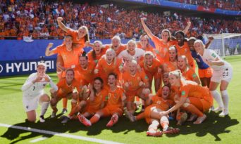 Um segundo tempo exuberante garantiu a Holanda na inédita semifinal da Copa Feminina