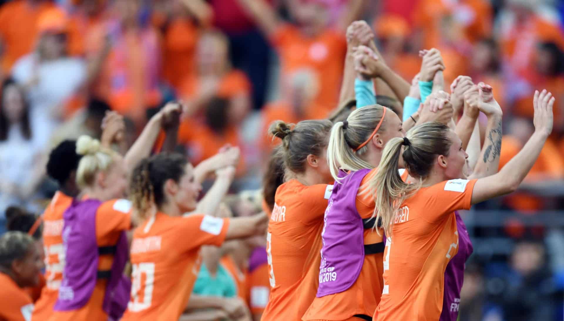 A Holanda guardou sua melhor atua&ccedil;&atilde;o para o jogo mais dif&iacute;cil e, contra o Canad&aacute;, chegou aos nove pontos