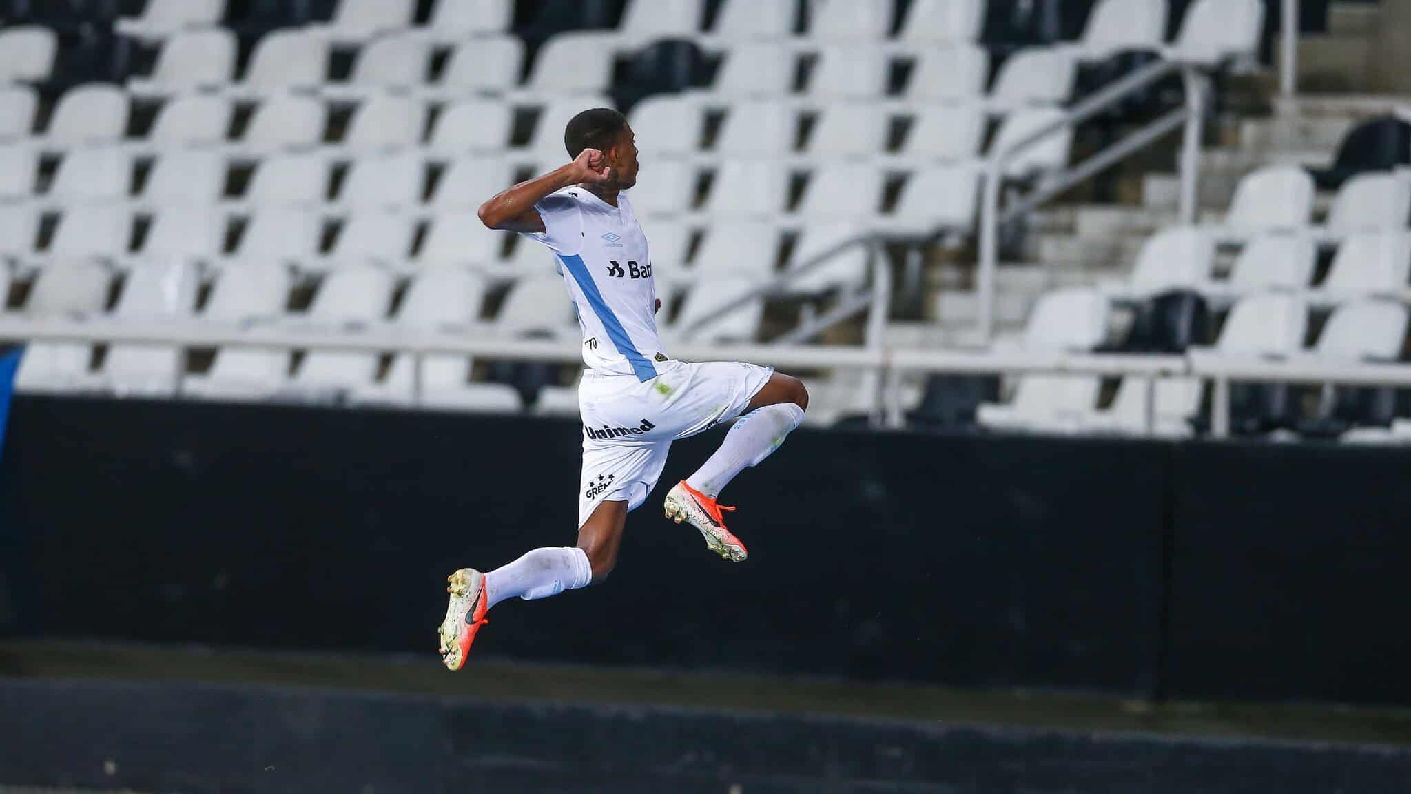 Um belo gol de falta de Jean Pyerre garantiu a importante vit&oacute;ria do Gr&ecirc;mio