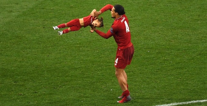 Van Dijk mant&eacute;m a humildade ao dizer que, para ele, a Bola de Ouro ainda deveria ir a Messi