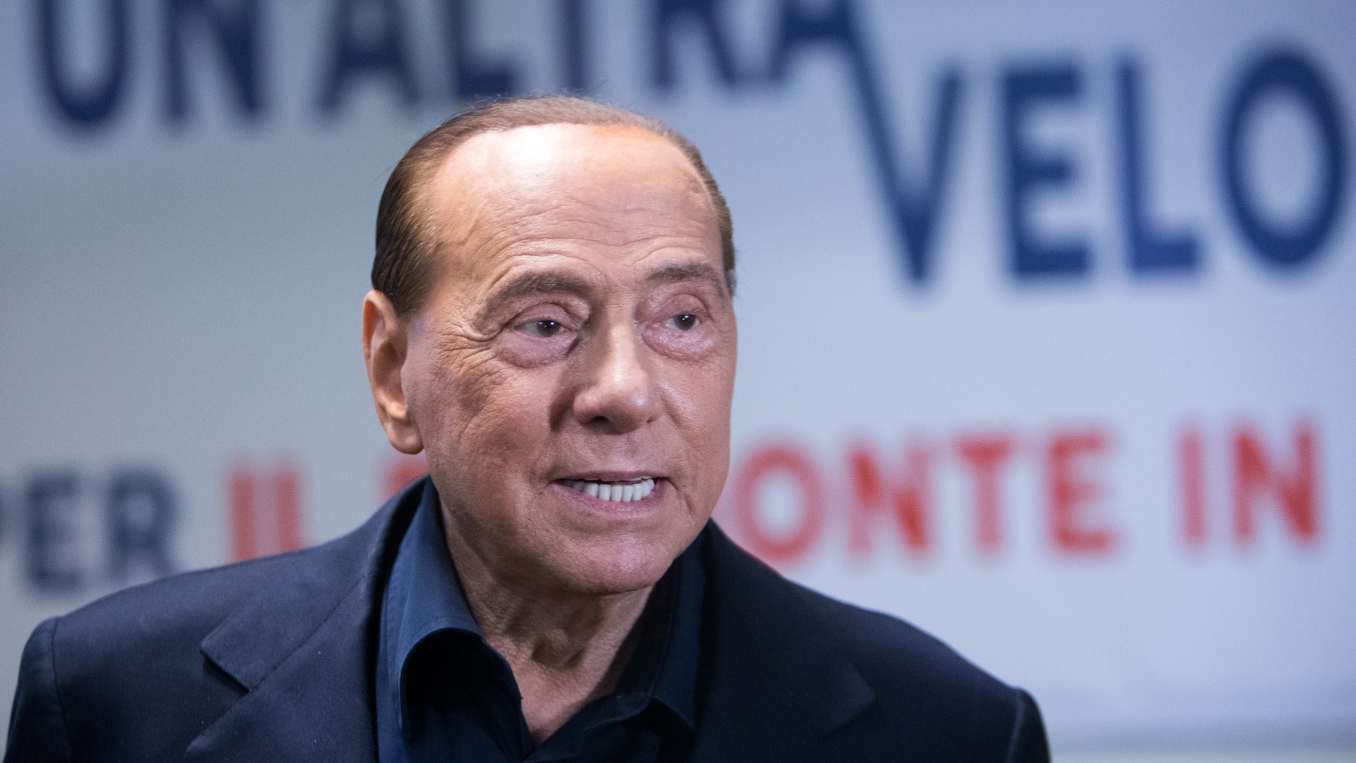 Berlusconi se diz contr&aacute;rio a sa&iacute;da de San Siro: &ldquo;Pensar nisso j&aacute; &eacute; um absurdo&rdquo;