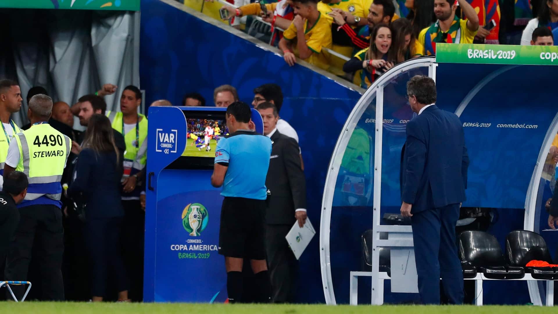 Chefe de arbitragem diz que VAR na Premier League ser&aacute; orientado a interferir menos no jogo