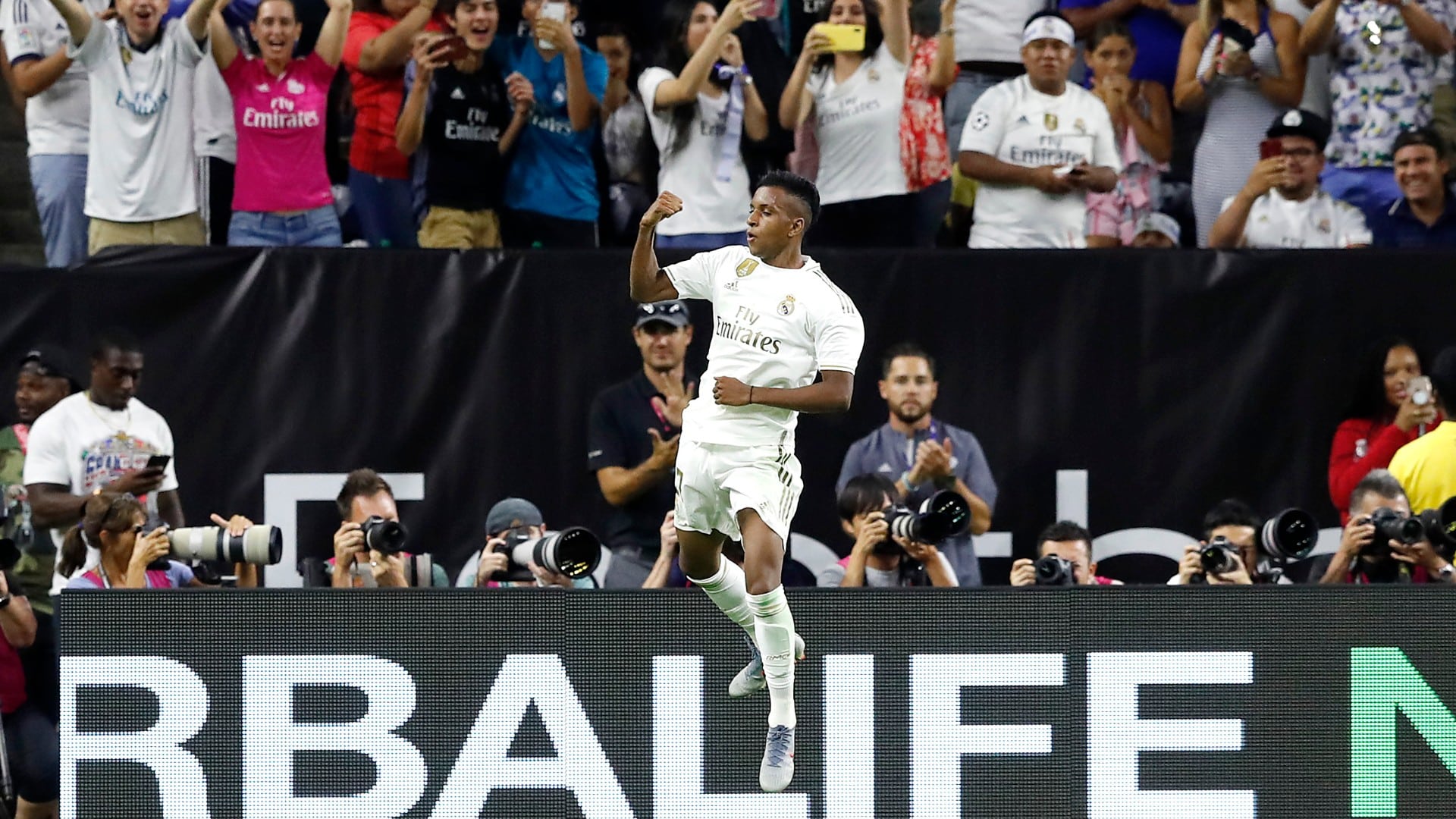 Na estreia no Real Madrid, Rodrygo mostrou seu cart&atilde;o de visitas com um gola&ccedil;o de falta