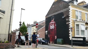 O reconhecimento a um ídolo local: Arnold ganhou mural a um quarteirão de Anfield