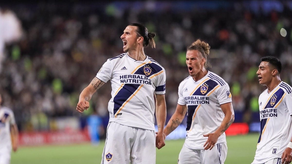 Ibra foi falastr&atilde;o durante a semana, mas pelo menos arrebentou no cl&aacute;ssico de Los Angeles