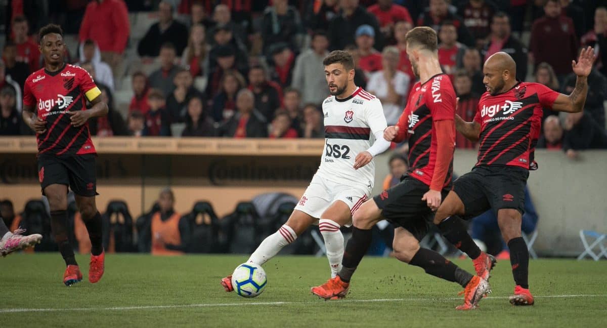 O Athletico x Flamengo prometeu e entregou um jogo de &oacute;tima intensidade &ndash; ainda que as discuss&otilde;es sigam al&eacute;m