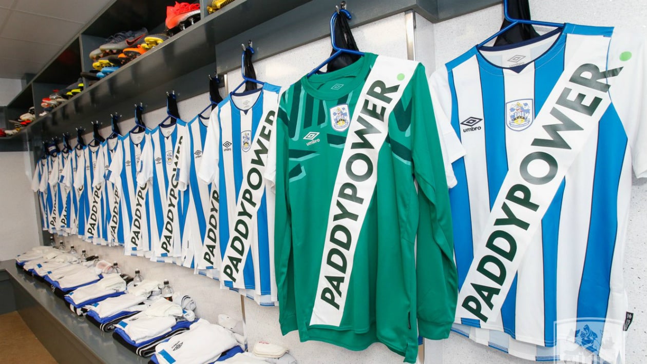 Ainda bem que a FA pro&iacute;be patroc&iacute;nios grotescos como este do Huddersfield