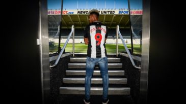 Joelinton fez questão de usar a camisa 9 do Newcastle, sem se intimidar com o peso de seus antecessores