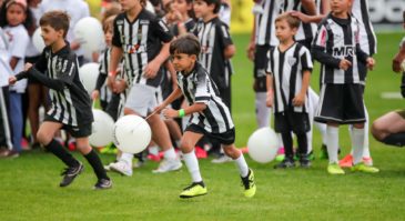 O Galo ofereceu seu carinho ao pequeno torcedor que perdeu o pai durante o último clássico