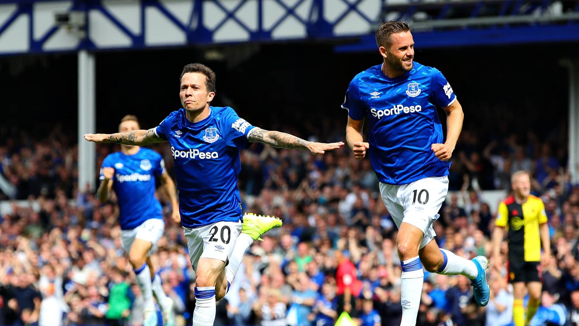 Os brasileiros Bernard e Douglas Luiz brilharam na rodada da Premier League