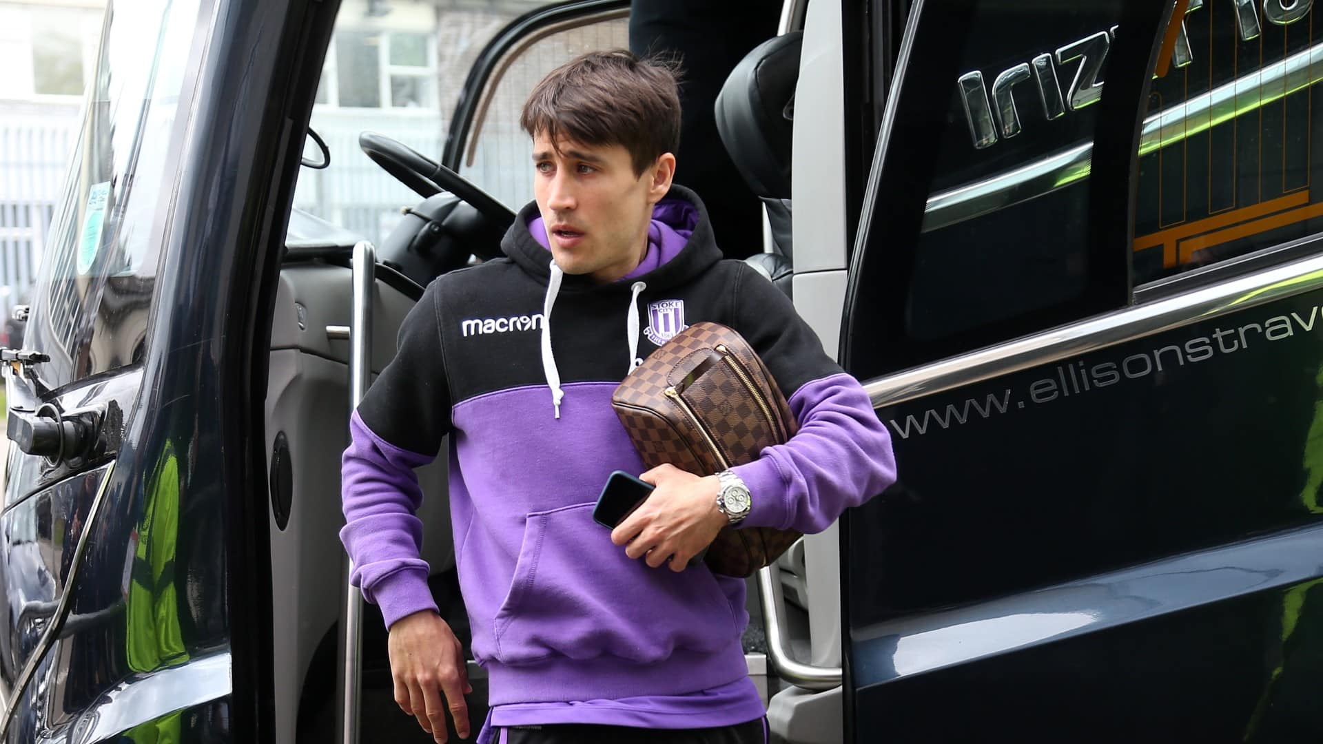 Bojan n&atilde;o conseguiu se dar bem em uma noite fria de inverno em Stoke