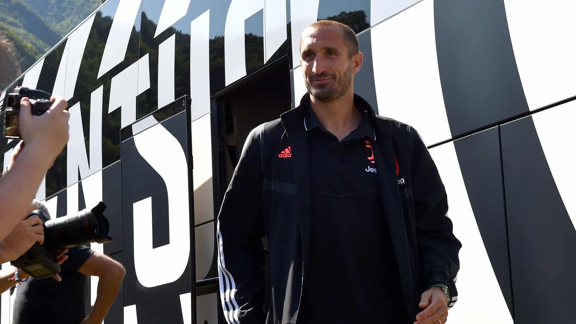 Em autobiografia, Chiellini critica &ldquo;ma&ccedil;&atilde; podre&rdquo; Felipe Melo e &ldquo;negativo&rdquo; Balotelli