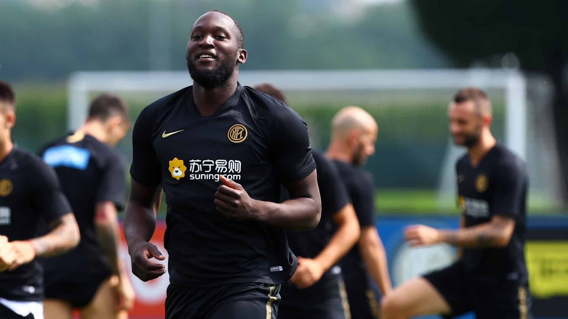 Lukaku recebe a camisa 9 da Inter e elogia Conte: &ldquo;&Eacute; o melhor t&eacute;cnico do mundo&rdquo;