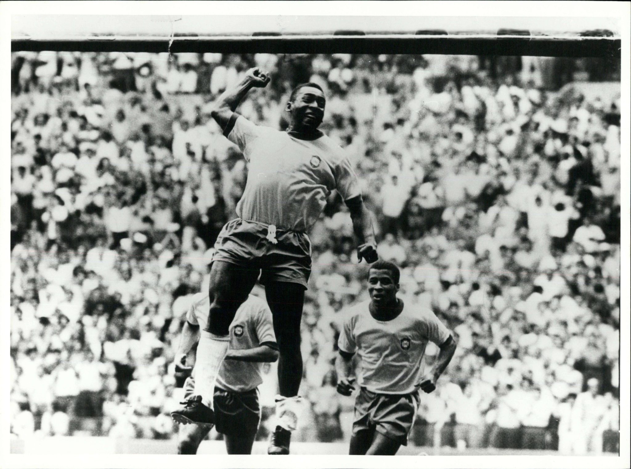 Pel&eacute; comemora gol pela sele&ccedil;&atilde;o brasileira em 1969 com sua celebra&ccedil;&atilde;o caracter&iacute;stica