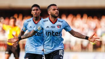 Dani Alves: “Se você tem dois ou três treinadores no ano, nunca cria estabilidade, é maluco”