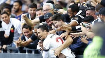 Vasco dá exemplo em nota sobre cantos homofóbicos, promete combate e ressalta postura histórica do clube